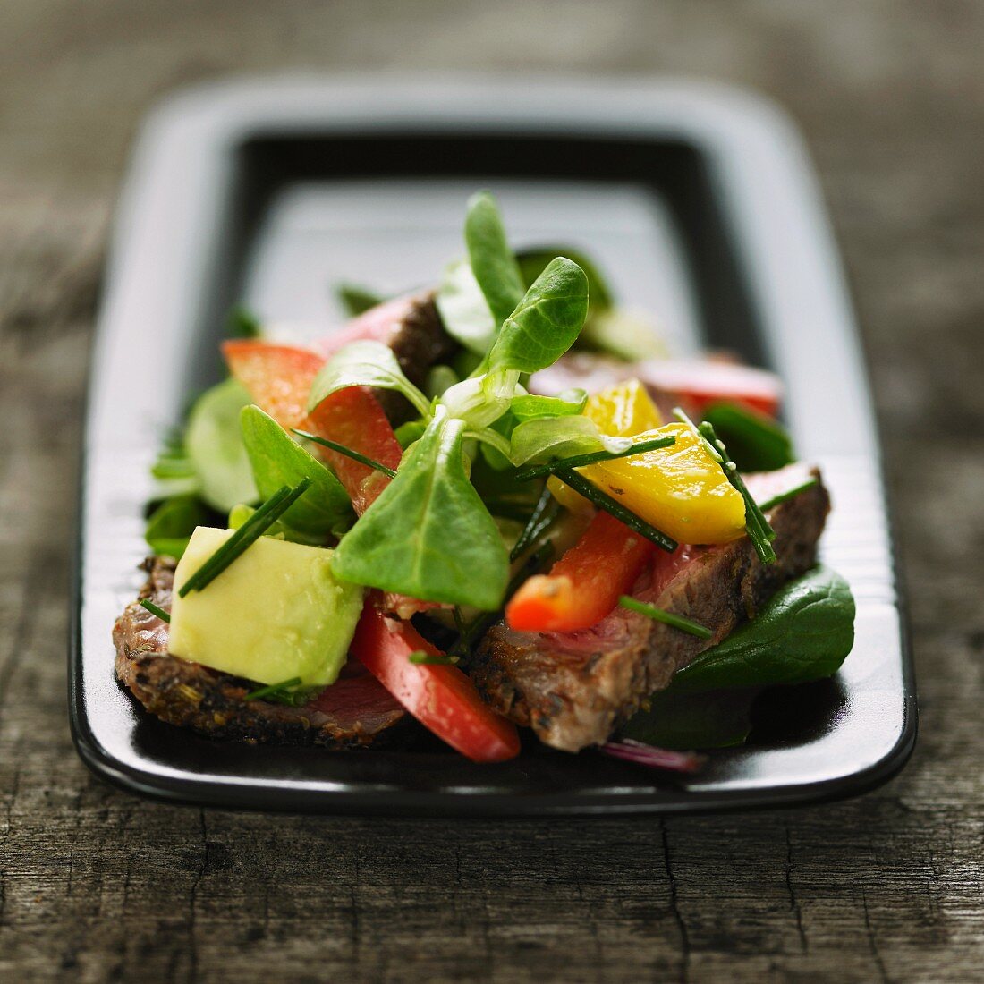 Lamb's lettuce with avocado, peppers and beef