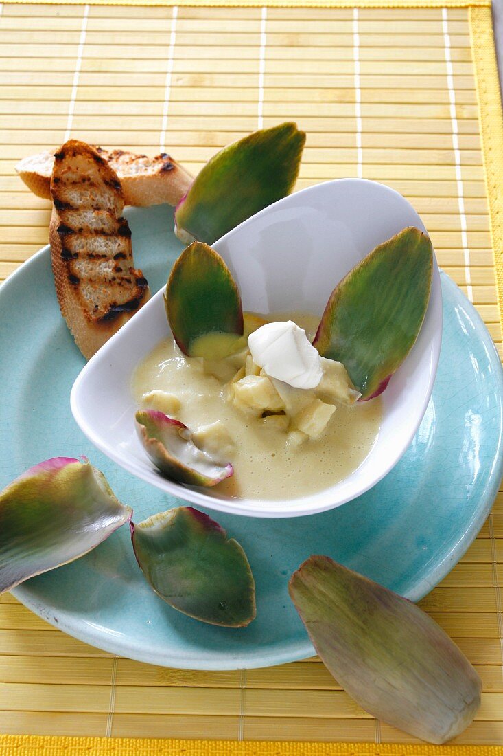 Artischockensuppe mit Kartoffeln und Creme fraiche