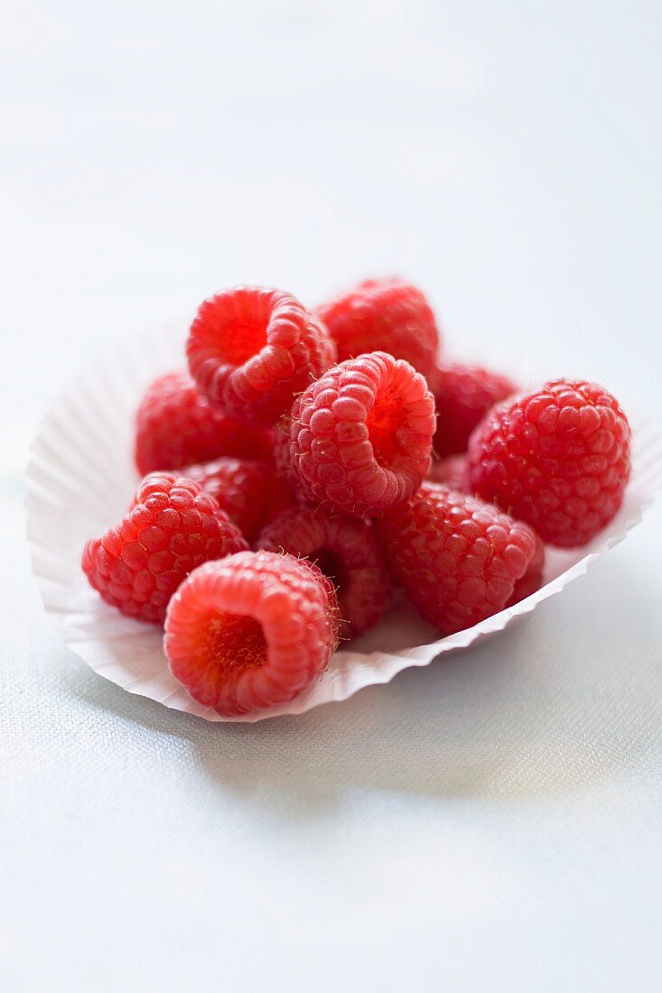 Frische Himbeeren in Papierförmchen