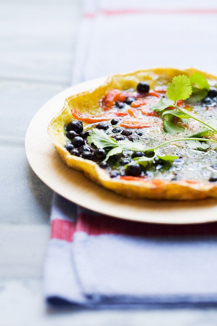 Paprikaomelett mit schwarzen Johannisbeeren