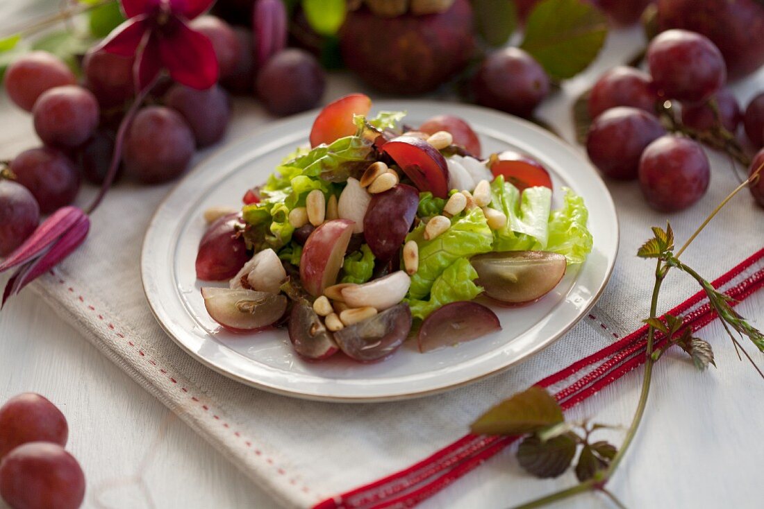 Salat mit Trauben und Mangostanen