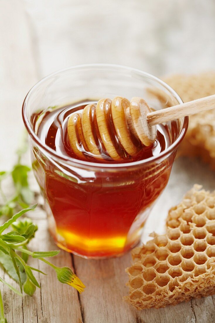 Honig mit Honiglöffel im Glas