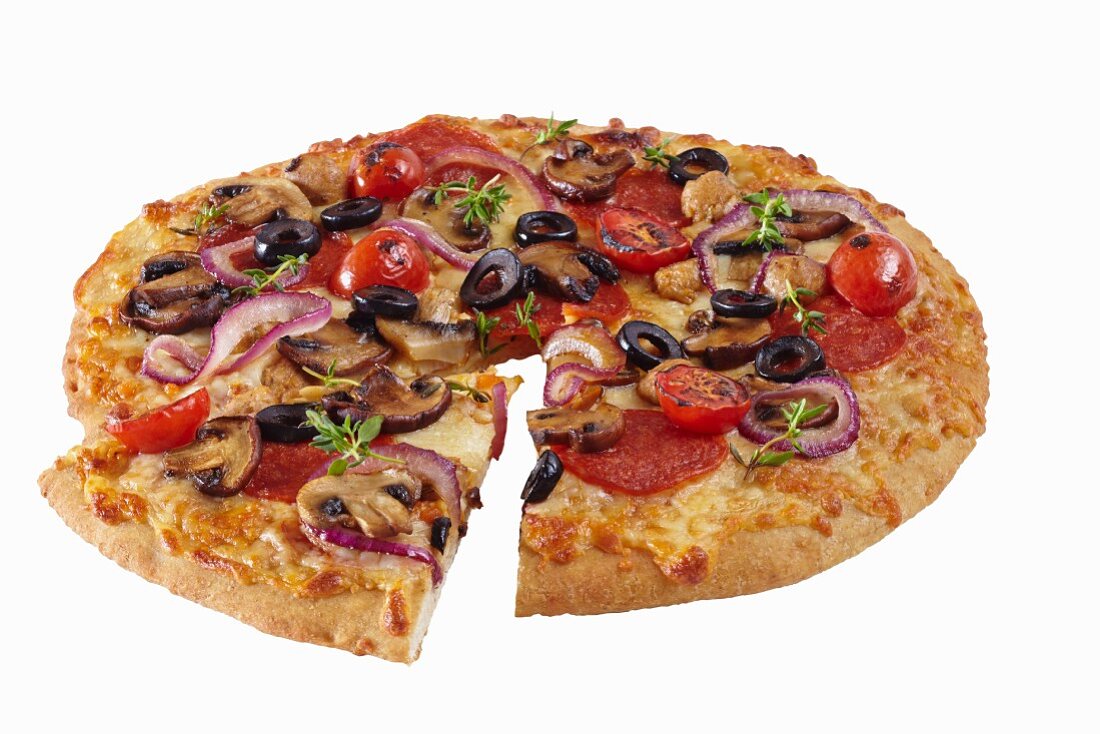 Pizza mit Peperoniwurst, Oliven, Tomaten, Champignons und Zwiebeln, angeschnitten