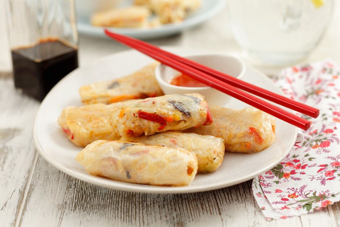 Spring rolls filled with chicken and vegetables