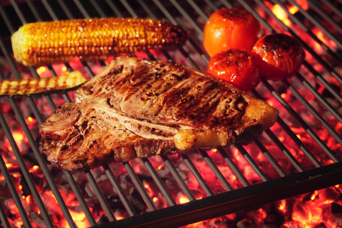 Gegrilltes T-Bone-Steak mit gegrilltem Gemüse