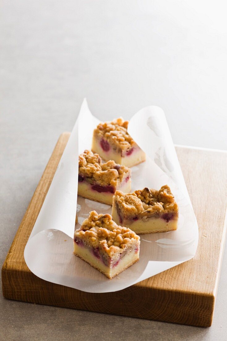 Berry and vanilla slices with crumble topping