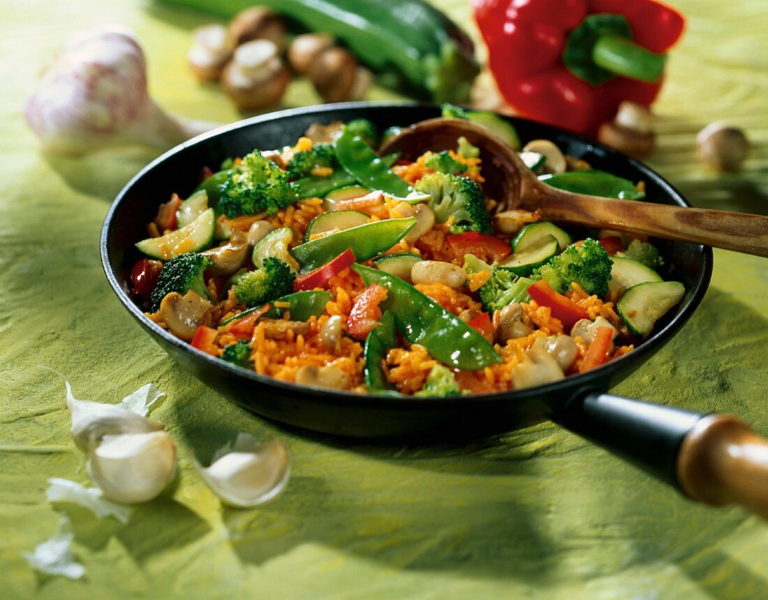 Reispfanne mit Knoblauch und Gemüse