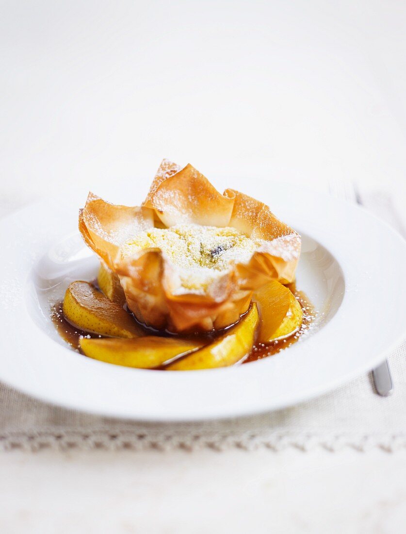 Quark tartlets with pears and icing sugar