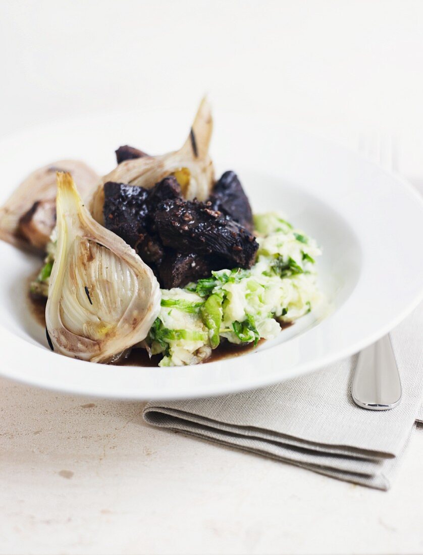 Rindfleisch mit Kartoffelpüree, Fenchel und Endiviensalat