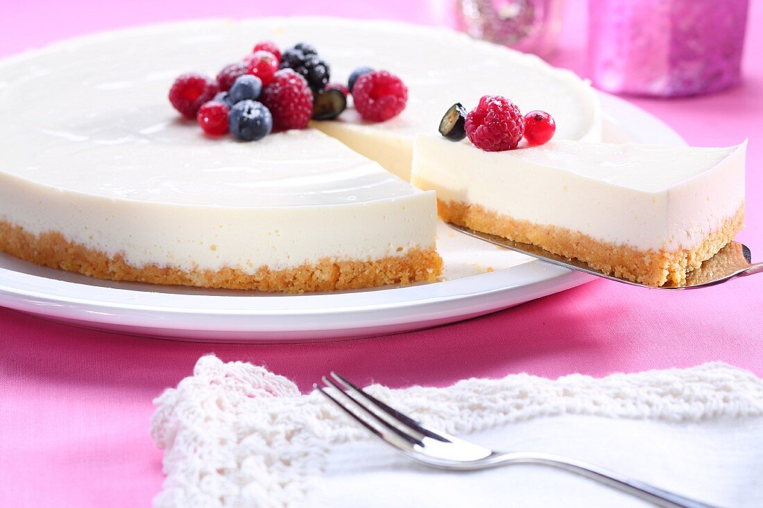 Käsekuchen mit Beeren, angeschnitten