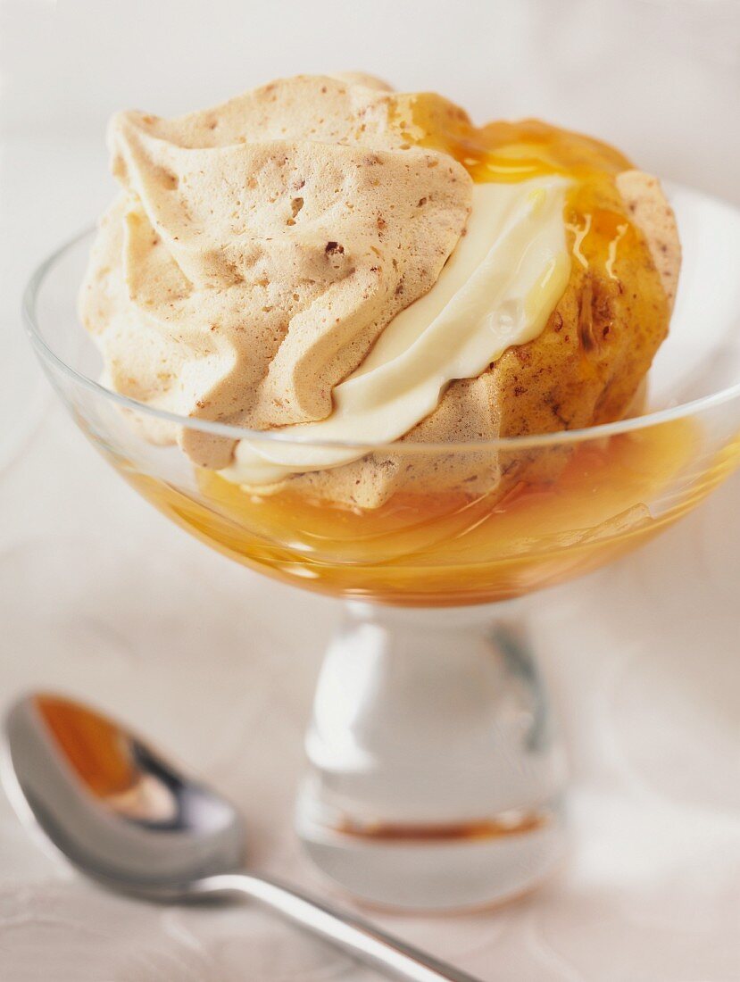 Meringue with cream and apricot sauce