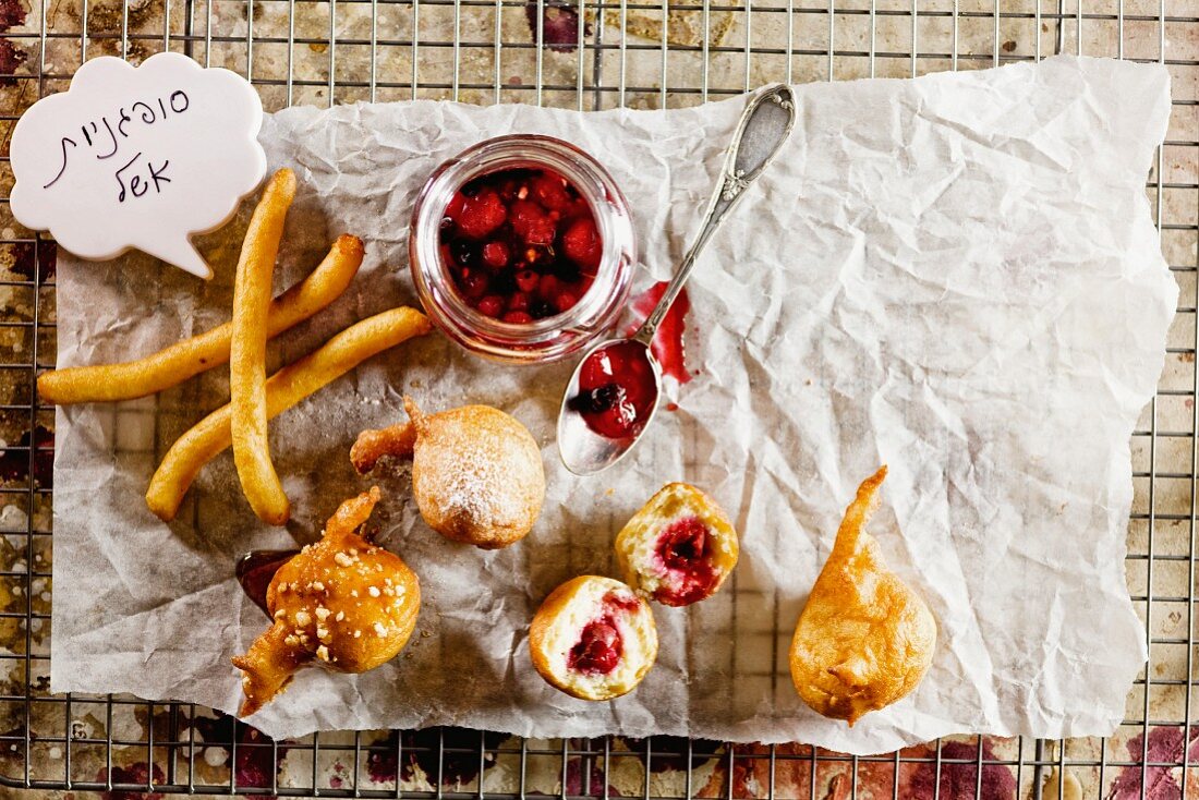 Doughnuts mit Beerenmarmelade für Hannukah