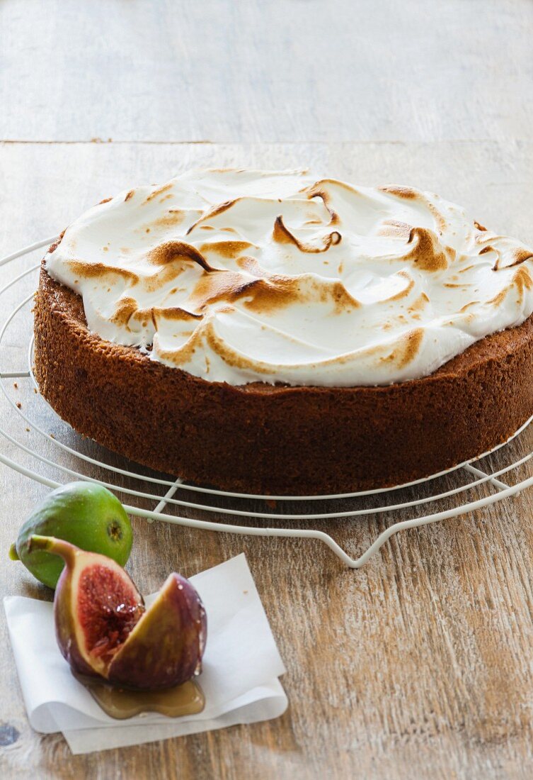 Meringue cake with figs and honey
