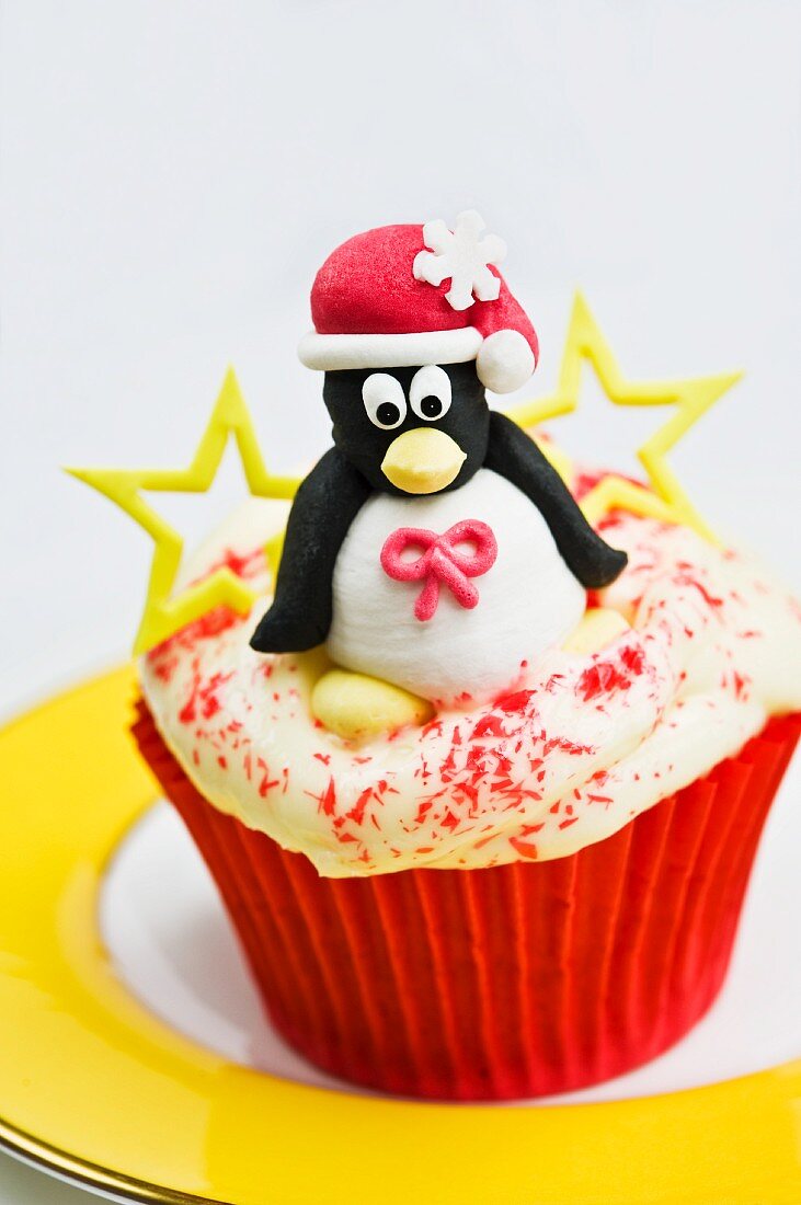 Cupcake mit Pinguinfigur zu Weihnachten