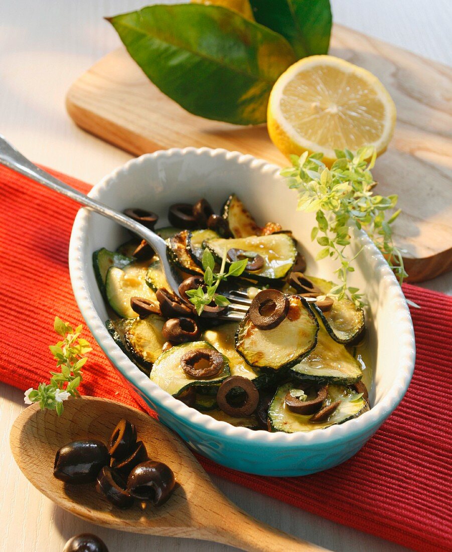 Zucchine al limone con le olive nere (Marinierte Zucchini)