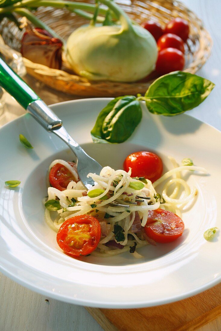 Kohlrabi spaghetti with tomatoes and basil