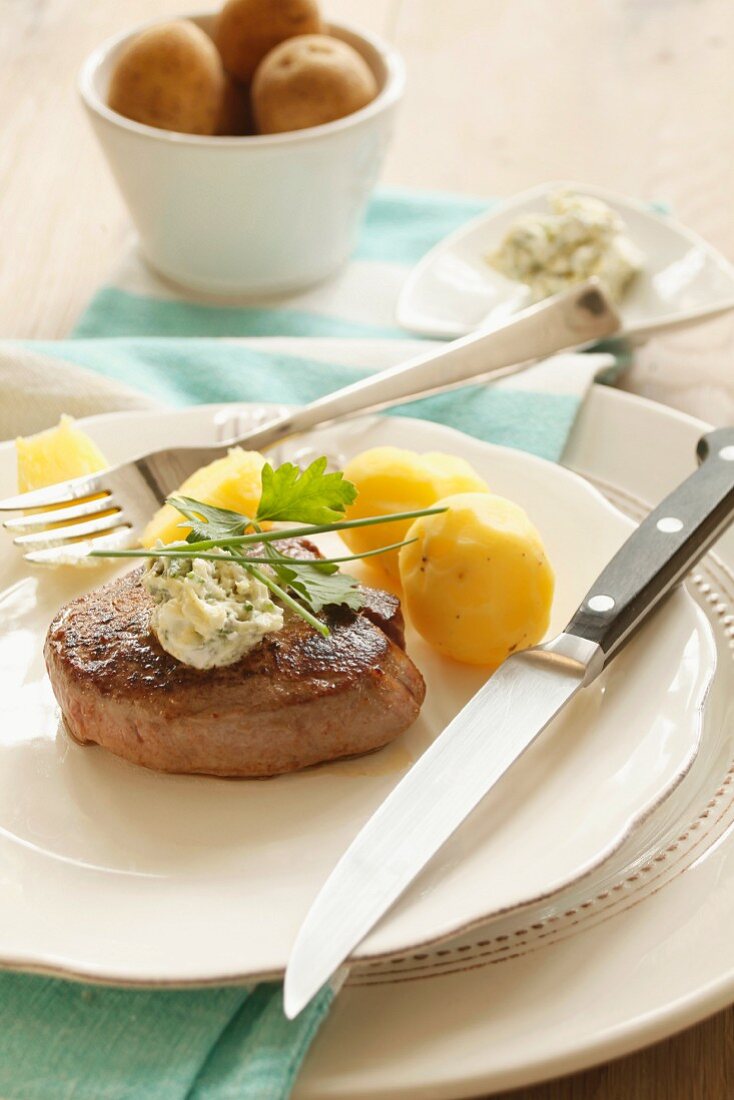 Rinderfiletsteak mit Quark-Kräuter-Butter und Pellkartoffeln