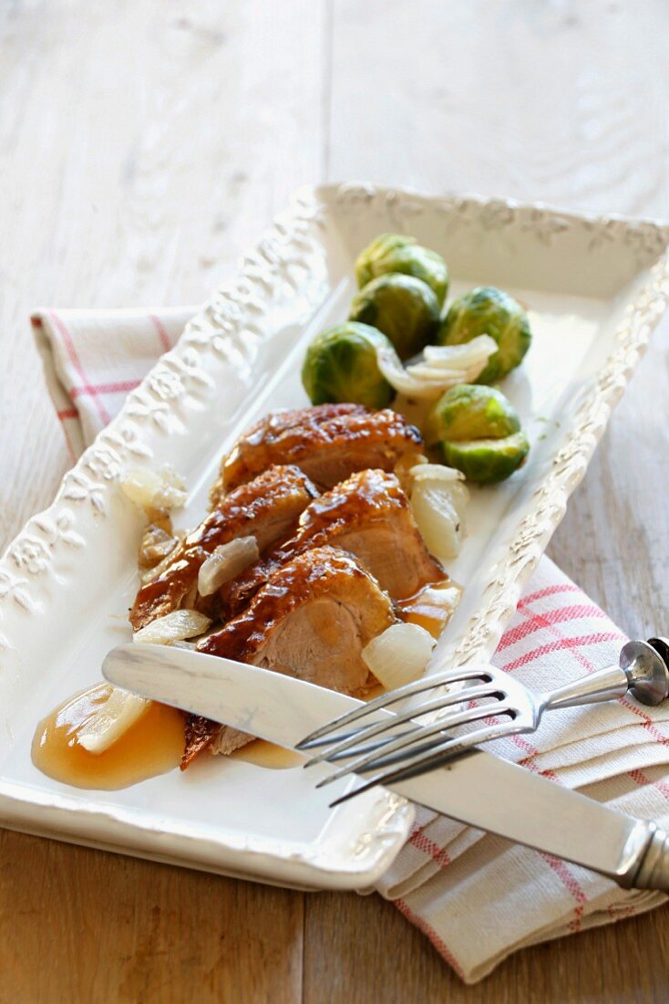 Entenbrust mit Rosenkohl und Zwiebeln