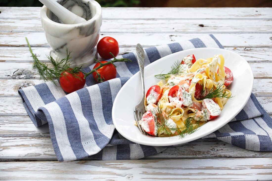 Bandnudeln mit Lachs, Kirschtomaten und Dill