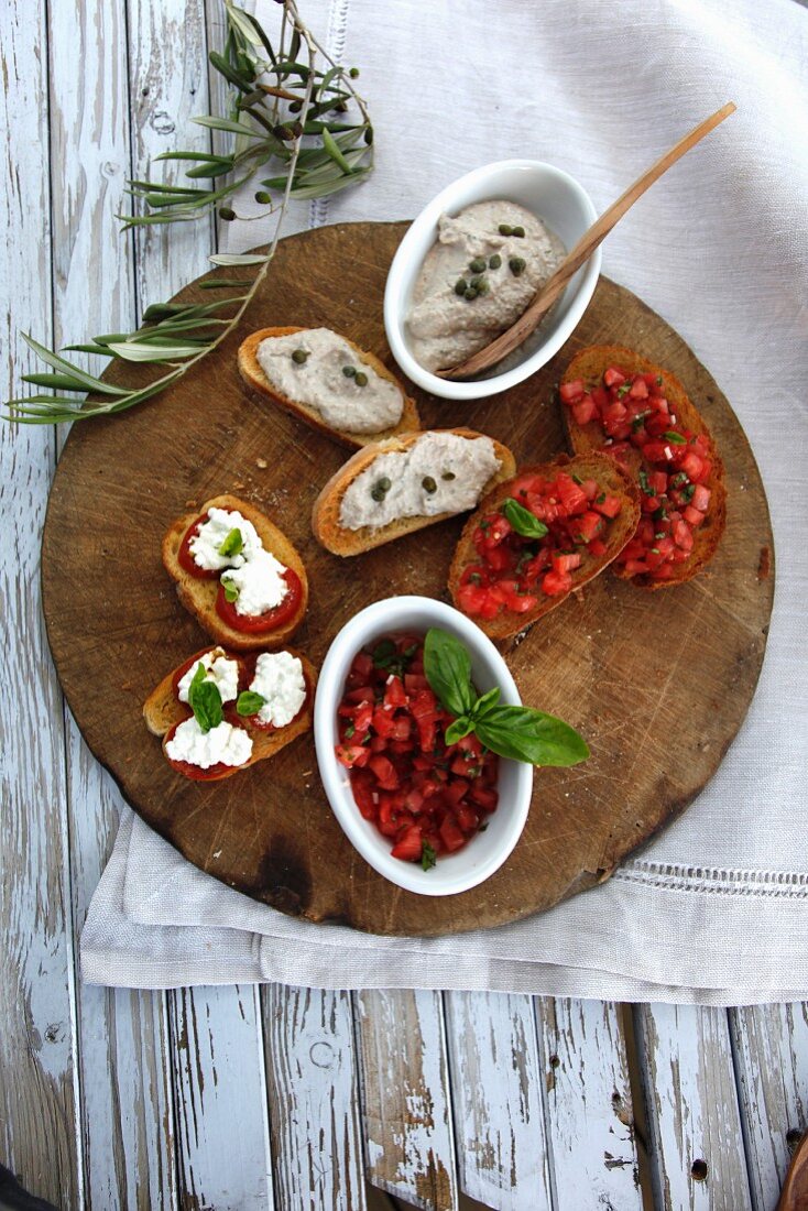 Bruschetta mit Tomaten und Frischkäse