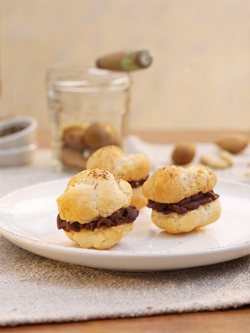 Amaretti filled with chocolate cream