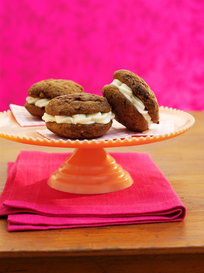 Whoopie pies with ginger and lemon