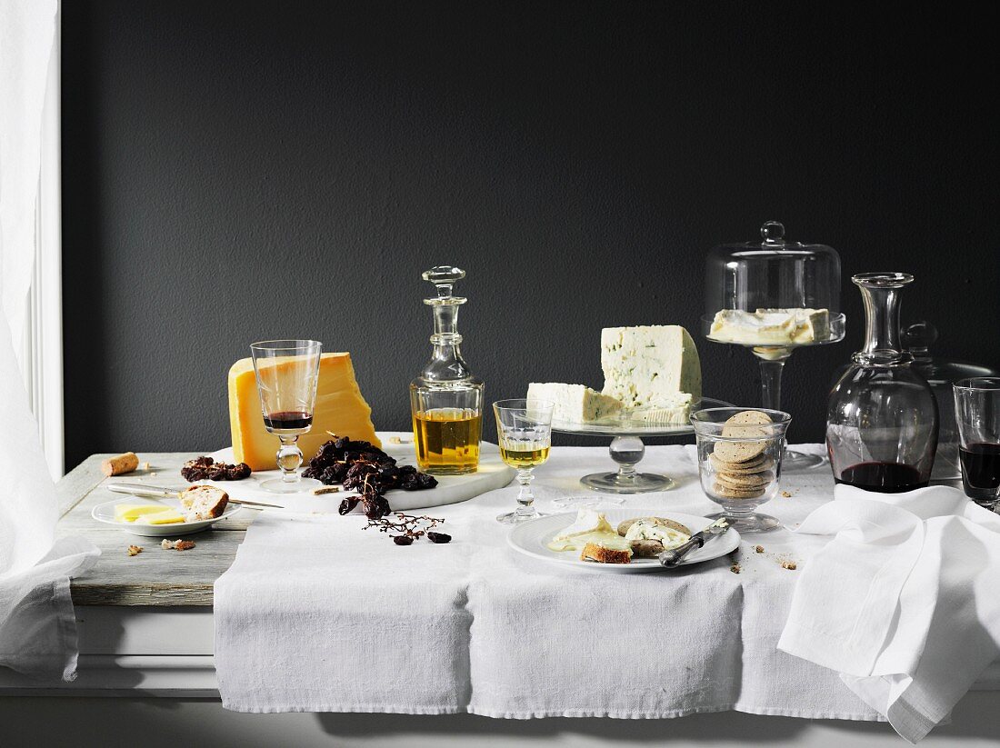 Wein, Käse und Brot auf einem Tisch