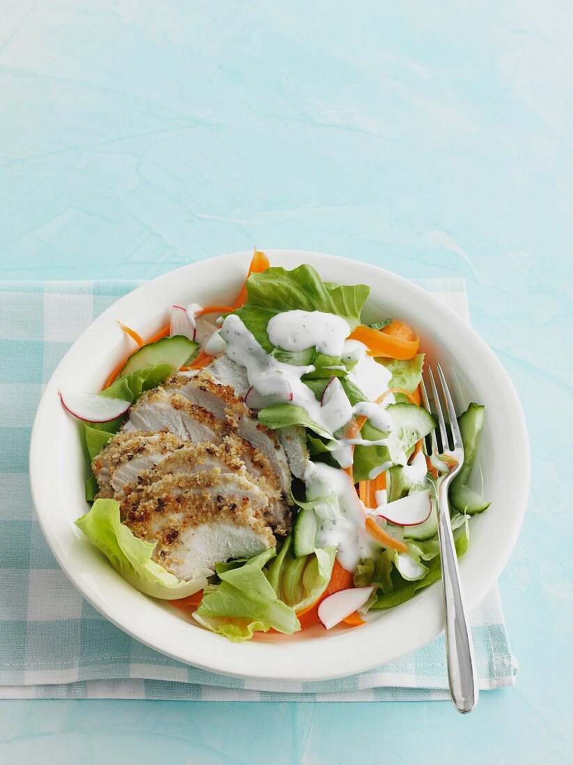 Hühnchenbrust mit Salat und Joghurtdressing
