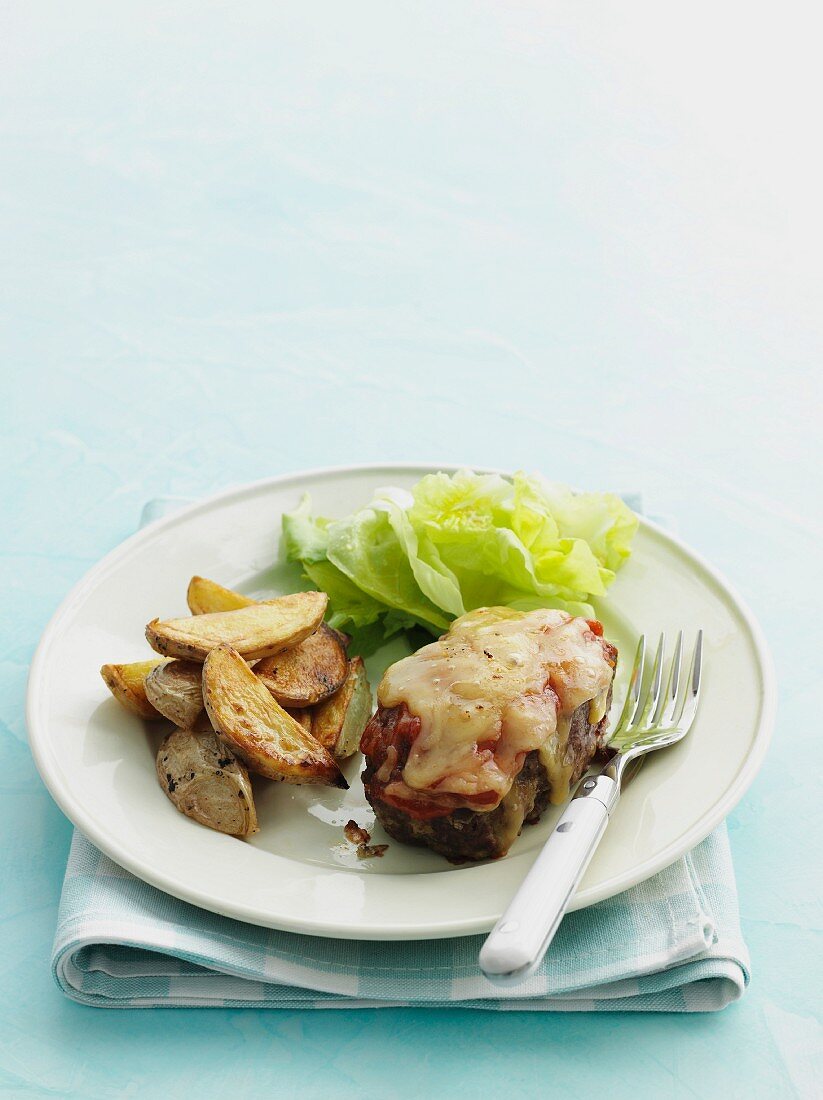 Steak mit Schinken und Parmesan überbacken, dazu Potato Wedges