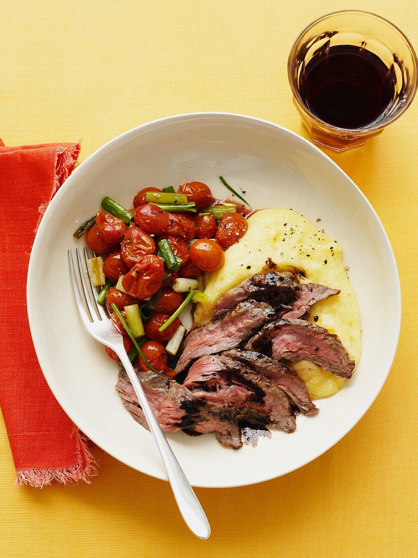 Rindersteak mit Polenta und Kirschtomaten