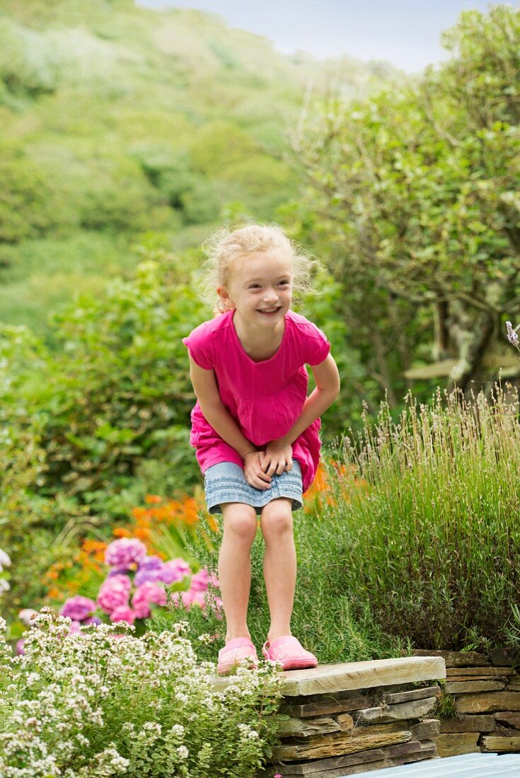 Blondes Mädchen im Garten