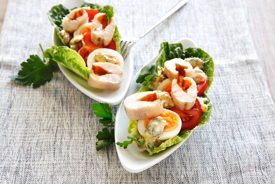 Eiersalat mit Räucheraal und Tomaten