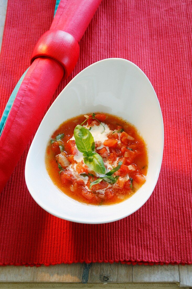 Tomatensuppe mit Sahne und Basilikum