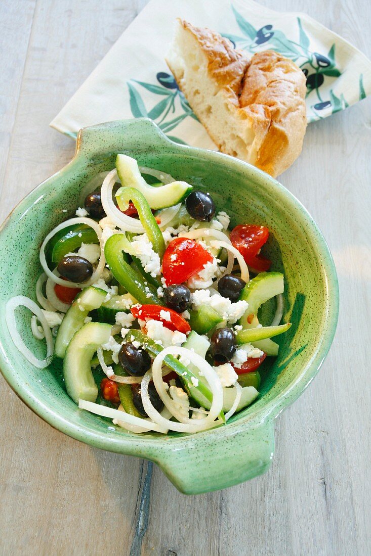 Griechischer Salat mit Fladenbrot