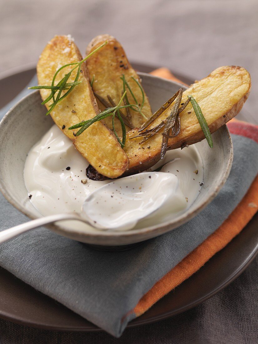 Baked potatoes with rosemary and sour cream dip