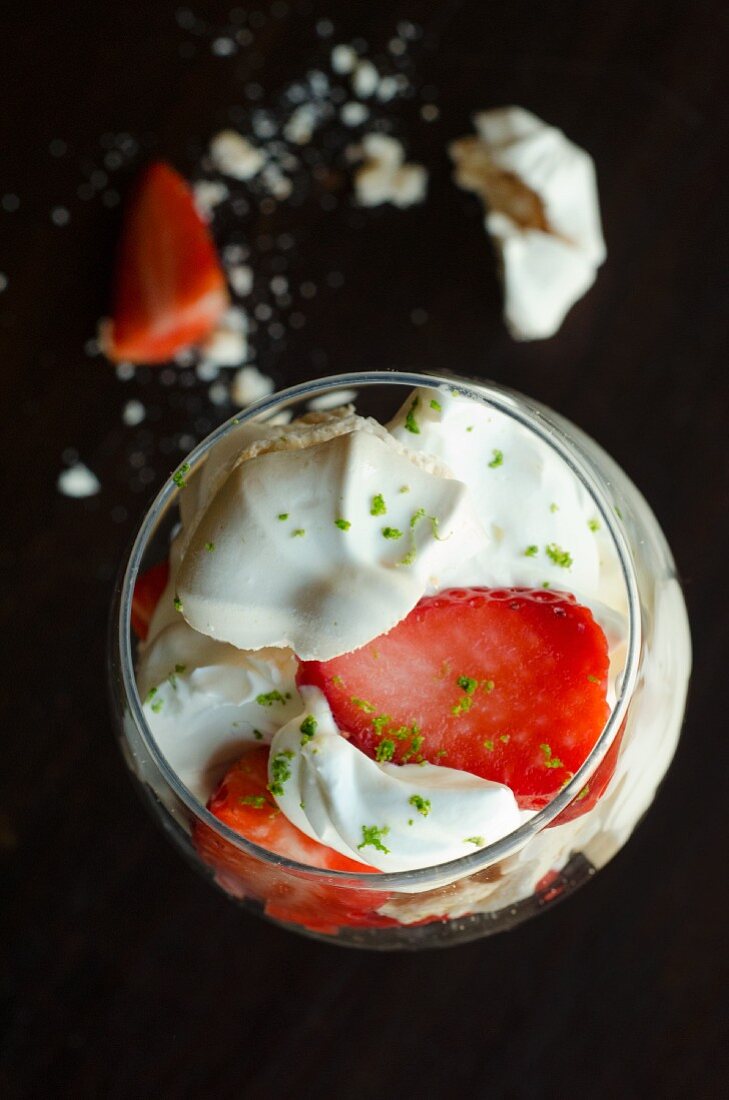 Erdbeerdessert mit Schlagsahne, Baiser und Limettenschale