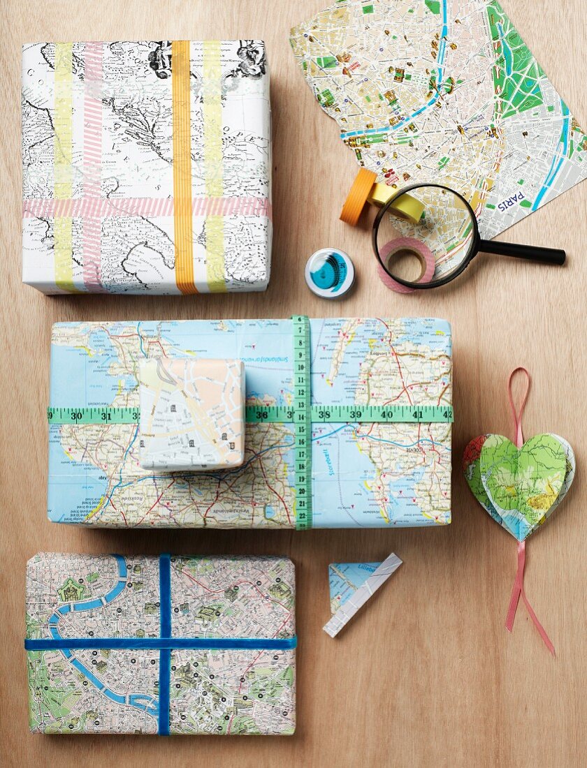 Anregende Geschenkverpackungen und dreidimensionaler Herzanhänger aus alten Landkarten und Stadtplänen mit