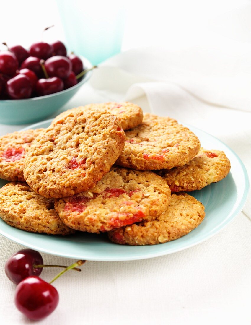 Kirschplätzchen und frische Kirschen