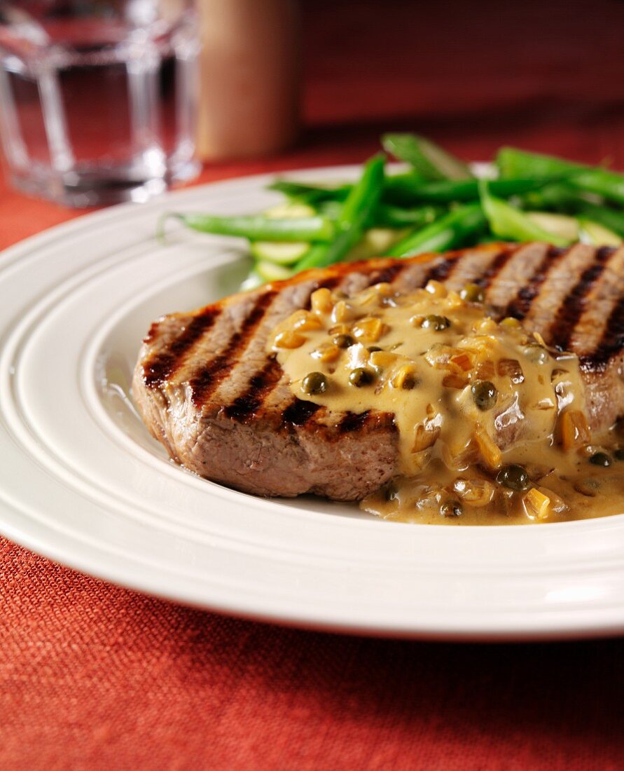 Grilled steak with green pepper sauce