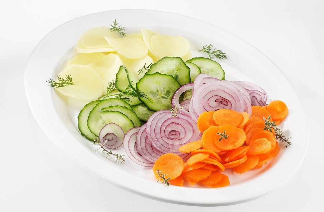In Scheiben geschnittene Kartoffel, Gurke, Zwiebel & Karotte