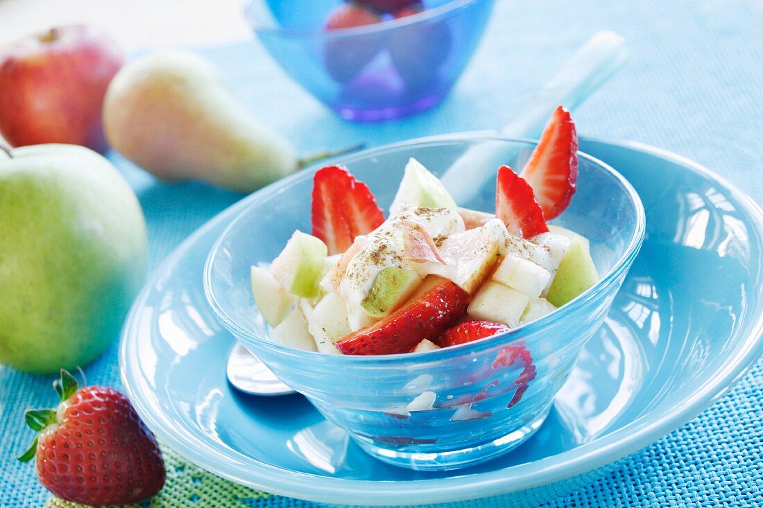 Fruit salad with yoghurt sauce