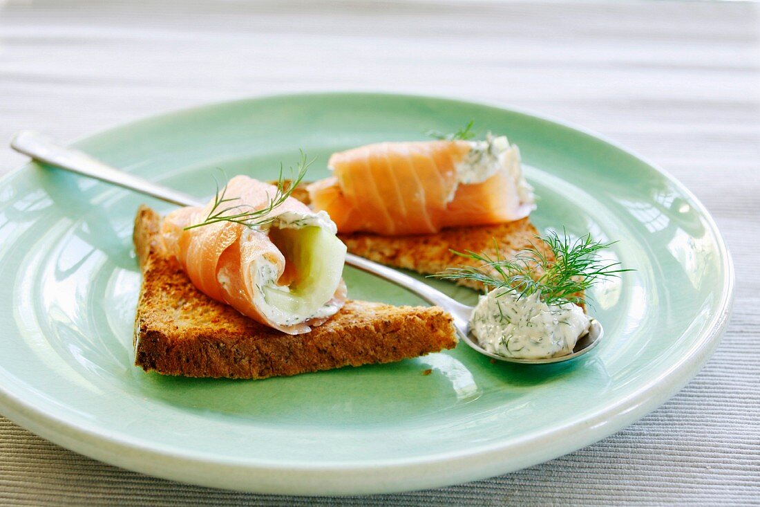 Lachsröllchen gefüllt mit Meerrettichcreme & Gurke