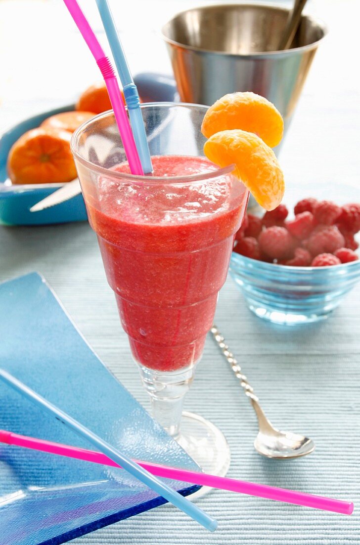 Smoothie mit Himbeeren, Apfel & Mandarinen