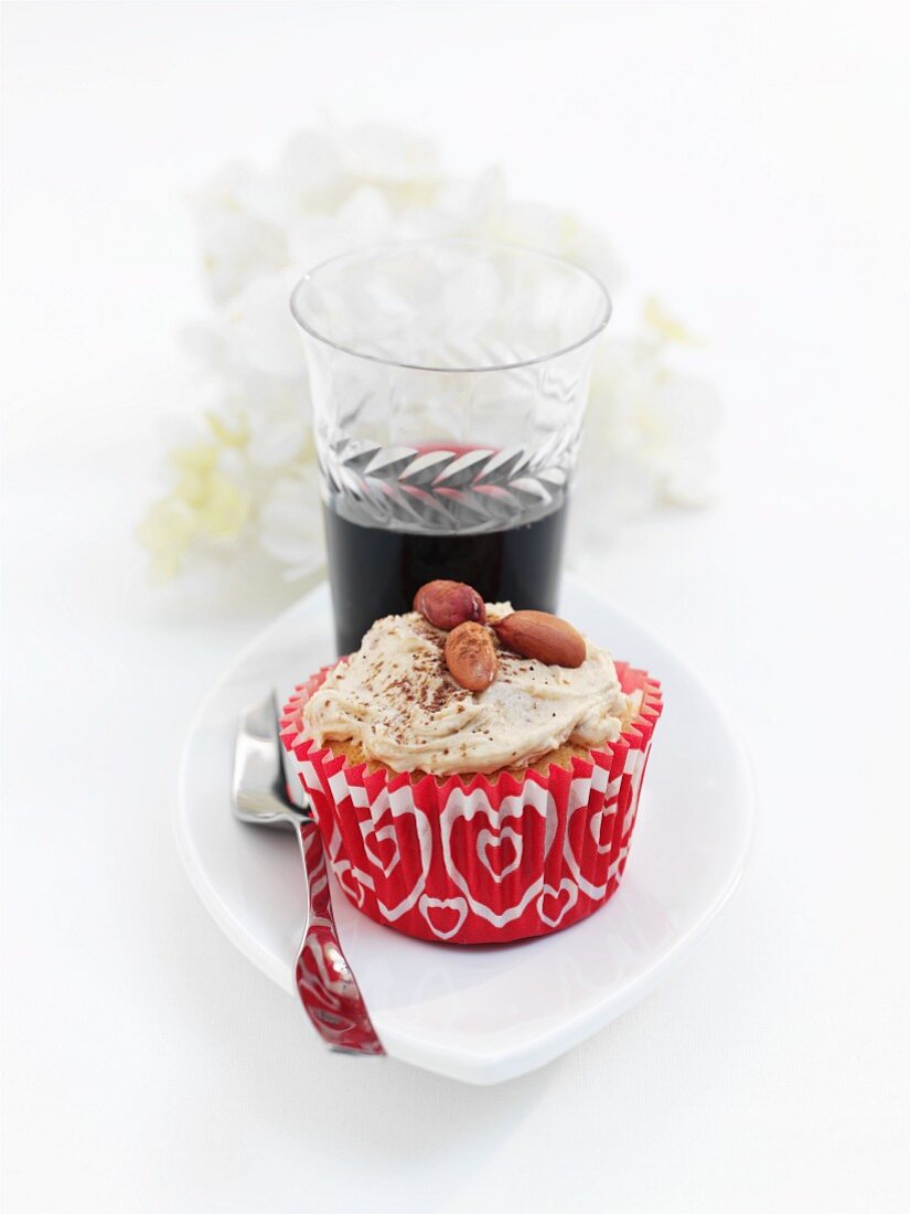 Erdnussbutter-Cupcake mit Erdnüssen
