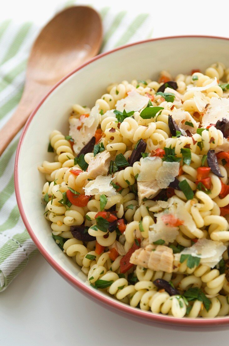 Nudelsalat mit gehobeltem Parmesan