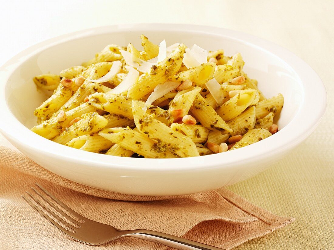 Penne mit Pesto, Pinienkernen und Parmesan