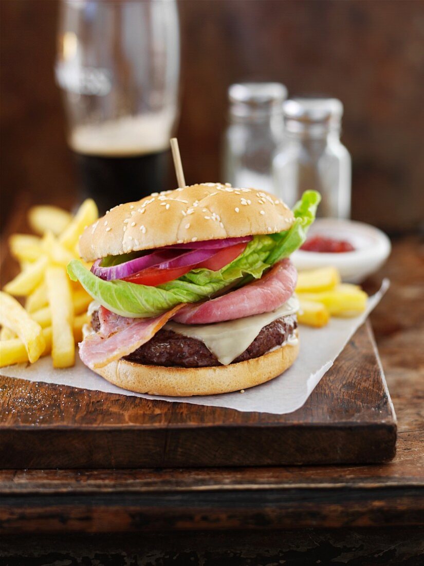 Cheeseburger mit Bacon, Pommes frites, Ketchup