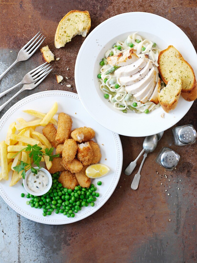 Panierte Scampi mit Pommes frites und Erbsen, Bandnudeln mit Hähnchen und Erbsen