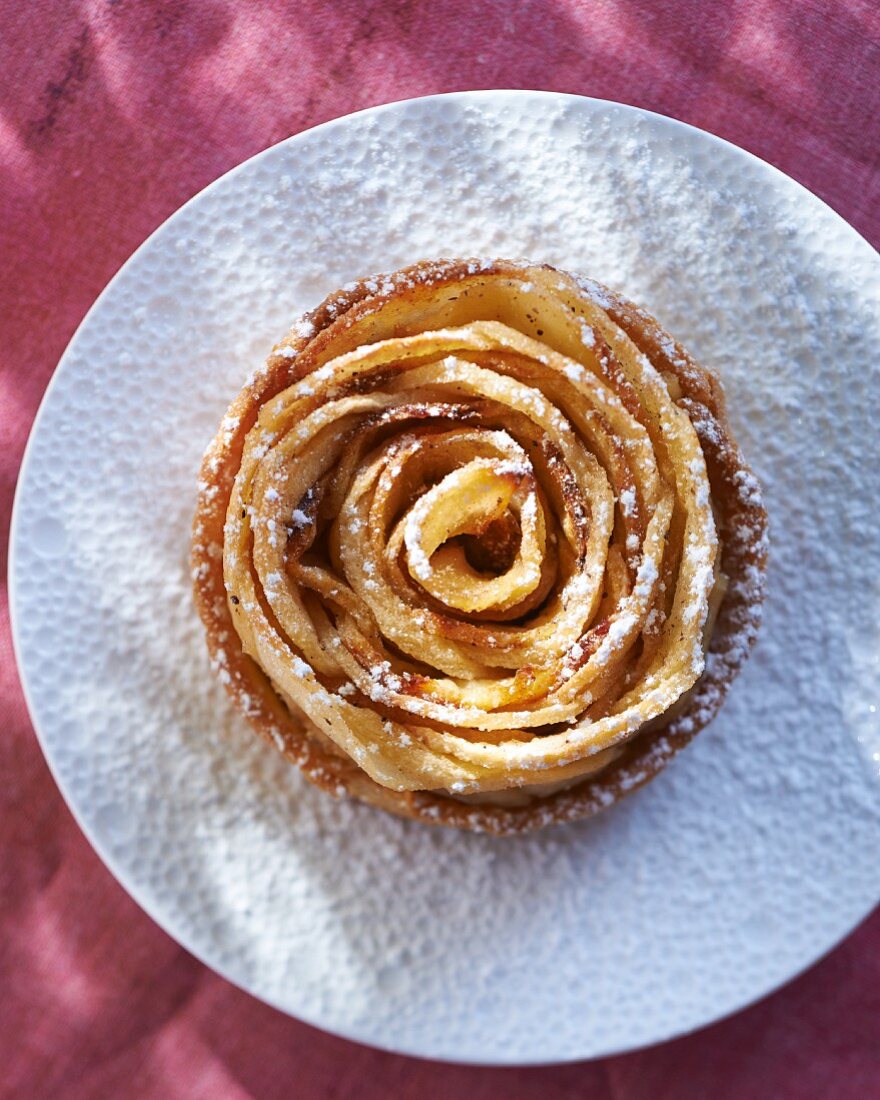 Small apple tart with icing sugar