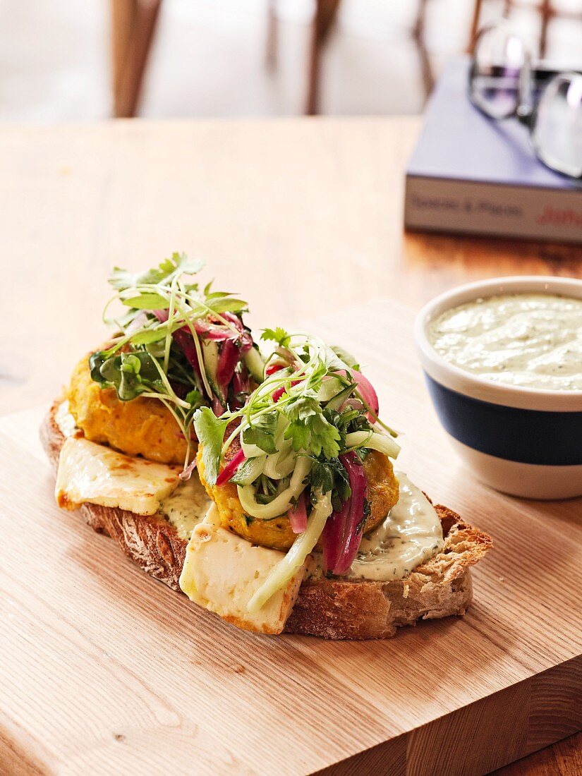 Überbackenes Brot mit Käse und Korianderbratlingen